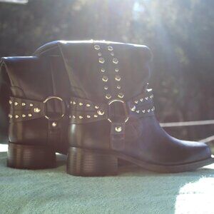NEW NEVER WORN MUCCCUTE BUCKLE RIVETS  SQUARE TOE MOTO BOOTS W. SIZE 7